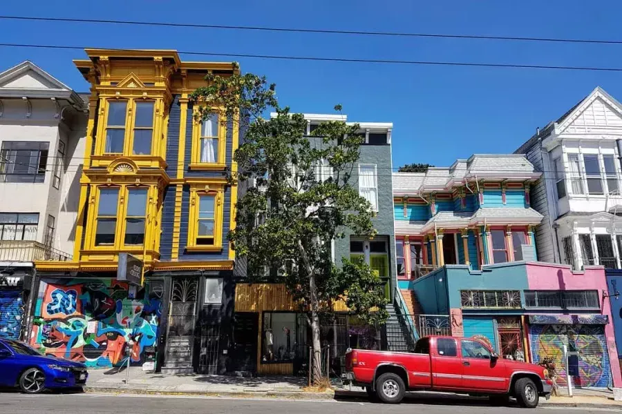 海特街(Haight Street)五彩缤纷的建筑景观，沿街停放着汽车. 加州贝博体彩app.