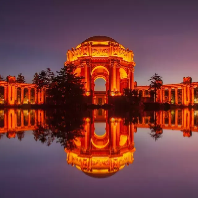 Palais des Beaux-Arts la nuit.